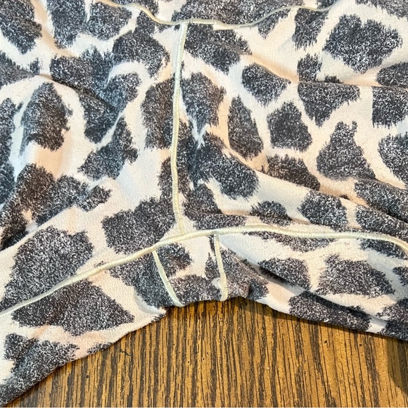 Offline by aerie Giraffe Print Bike Shorts in size Medium - Picture 6 of 7